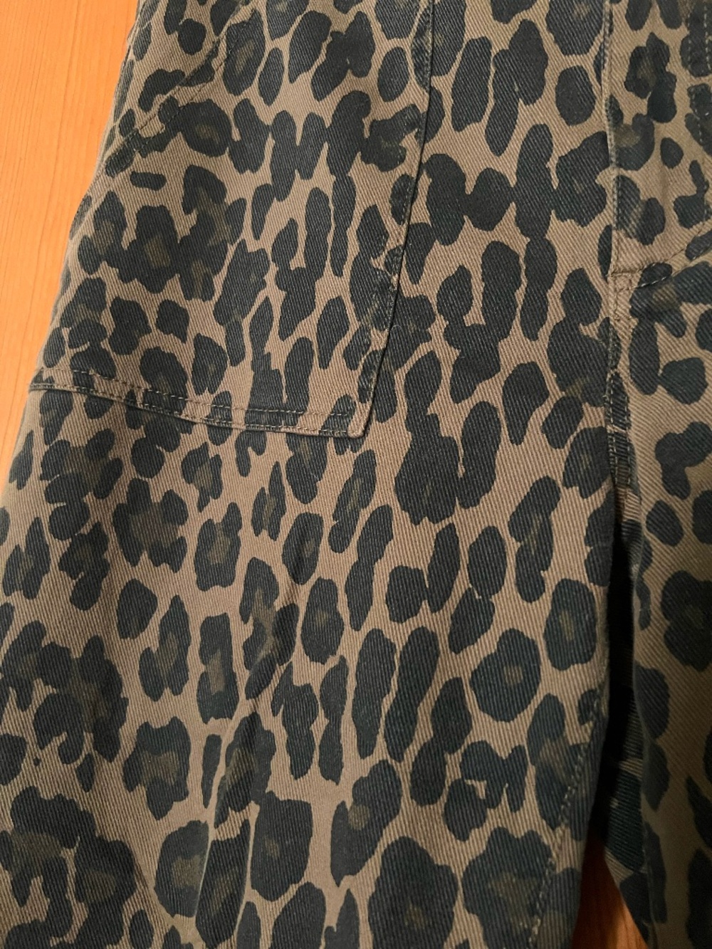 LE JEAN Utility Mid-Rise Soft Barrel Jeans in Leopard - Picture 4 of 5